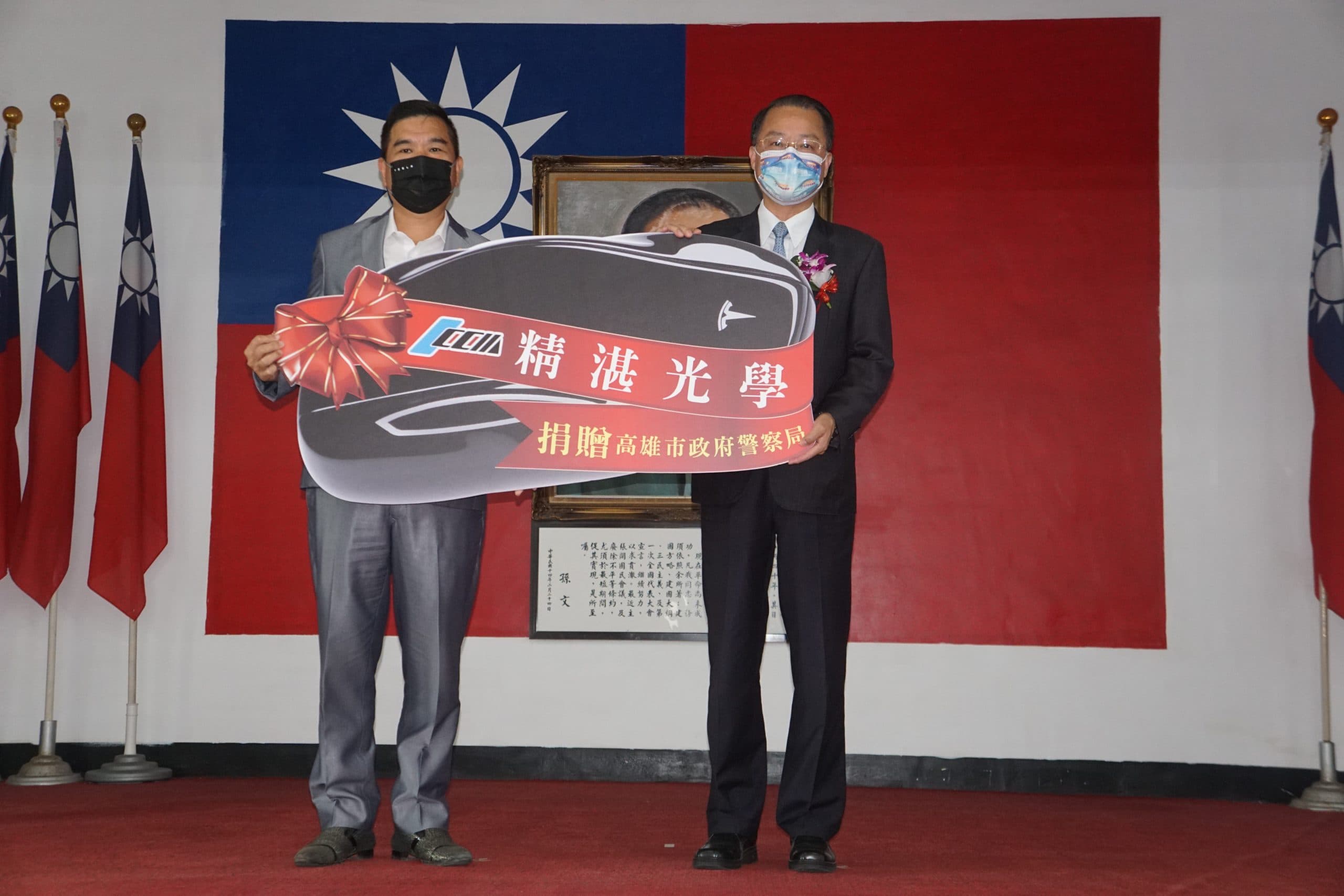2022.03.31精湛與天真基金會董事長捐贈湖內分局特斯拉電動偵防車傳佳話